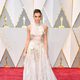 Hailee Steinfeld en la alfombra roja de los Oscars 2017