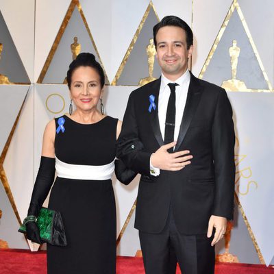 Lin-Manuel Miranda y su madre en la alfombra roja de los Oscar 2017