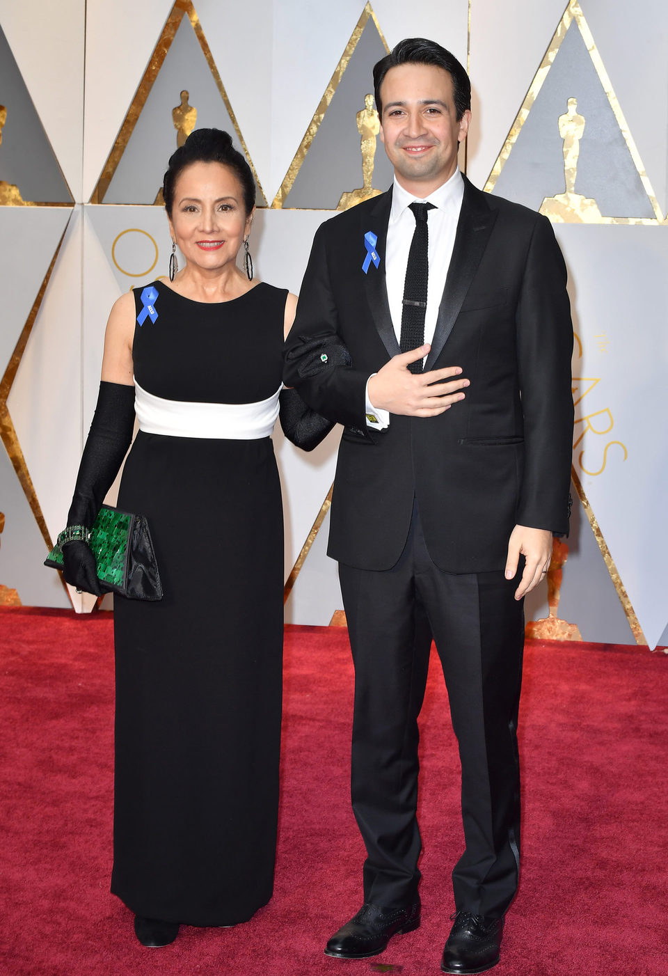 Lin-Manuel Miranda y su madre en la alfombra roja de los Oscar 2017