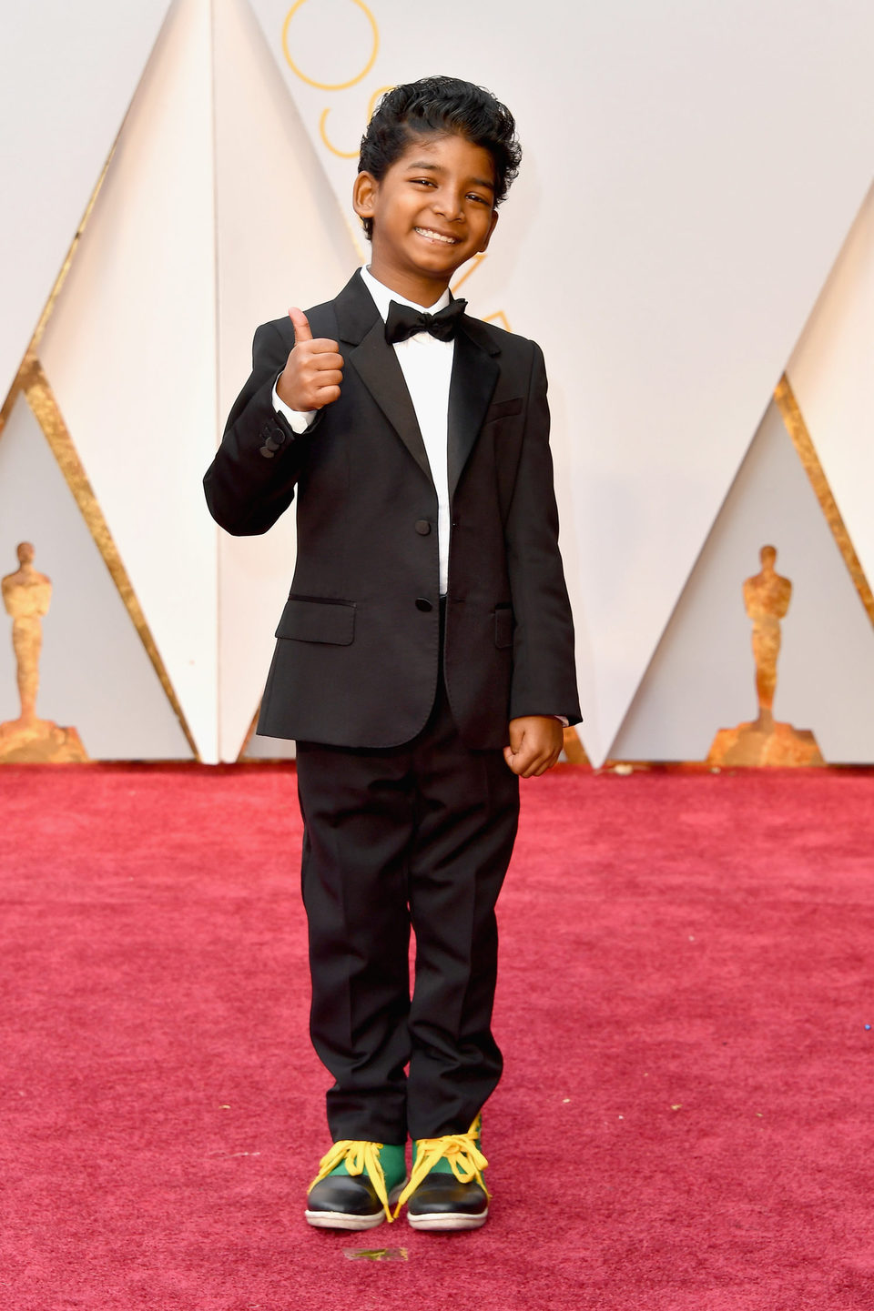 Sunny Pawar en la alfombra roja de los Oscar 2017