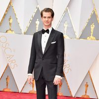 Andrew Garfield en la alfombra roja de los Premios Oscar 2017