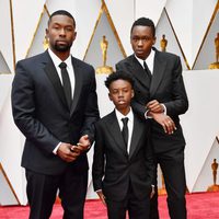 Trevante Rhodes, Alex R. Hibbert y Ashton Sanders en la alfombra roja de los Oscar 2017