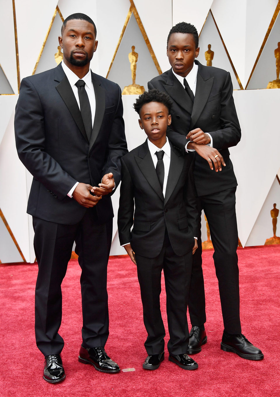 Trevante Rhodes, Alex R. Hibbert y Ashton Sanders en la alfombra roja de los Oscar 2017