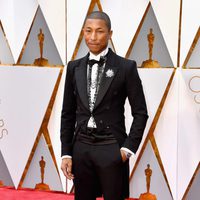 Pharrel Williams en la alfombra roja de los Premios Oscar 2017