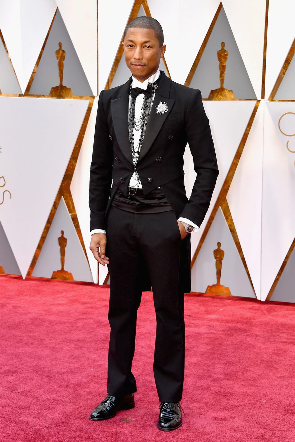 Pharrel Williams en la alfombra roja de los Premios Oscar 2017