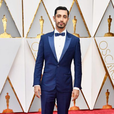 Riz Ahmed en la alfombra roja de los Oscar 2017