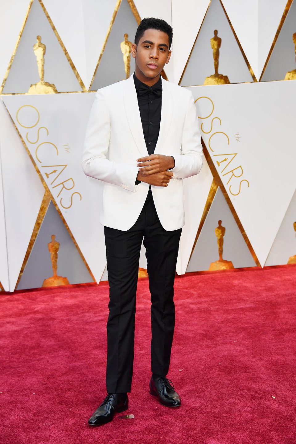 Jharrel Jerome en la alfombra roja de los Premios Oscar 2017