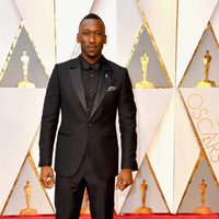 Mahershala Ali en la alfombra roja de los Premios Oscar 2017