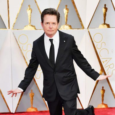 Michael J. Fox posando a lo 'La La Land' en la alfombra roja de los Premios Oscar 2017