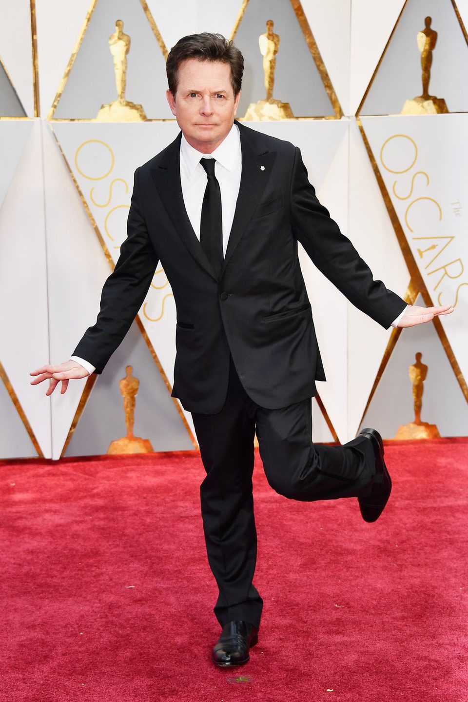 Michael J. Fox posando a lo 'La La Land' en la alfombra roja de los Premios Oscar 2017