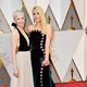 Michelle Williams y Busy Phillips en la alfombra roja de los Premios Oscar 2017