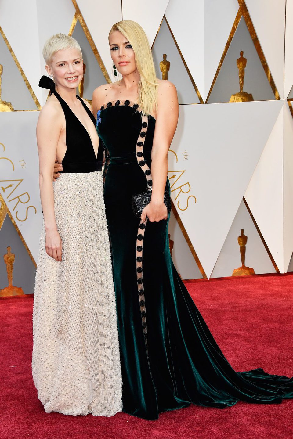 Michelle Williams y Busy Phillips en la alfombra roja de los Premios Oscar 2017