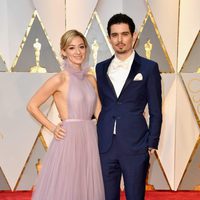 Damien Chazelle y Olivia Hamilton en la alfombra roja de los Premios Oscar 2017