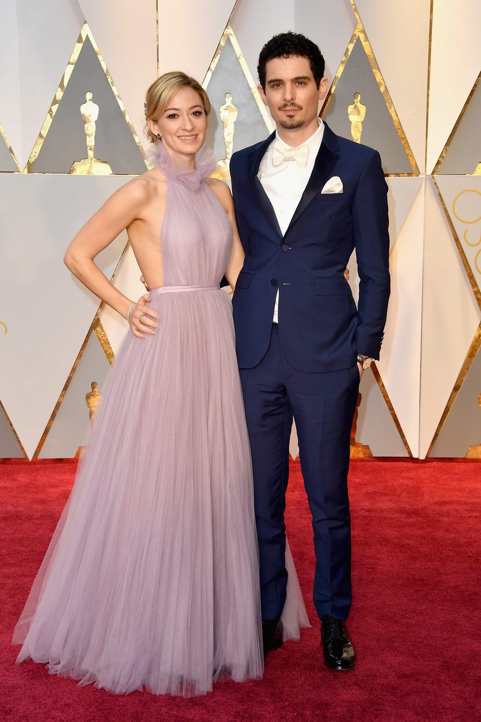 Damien Chazelle y Olivia Hamilton en la alfombra roja de los Premios Oscar 2017