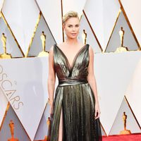 Charlize Theron en la alfombra roja de los Premios Oscar 2017