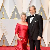 Jeff Bridges y Susan Bridges en la alfombra roja de los Premios Oscar 2017