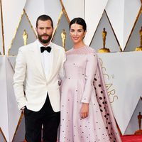 Jamie Dornan y Amelia Warner en la alfombra roja de los Premios Oscar 2017