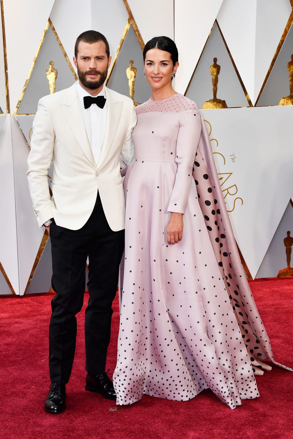 Jamie Dornan y Amelia Warner en la alfombra roja de los Premios Oscar 2017