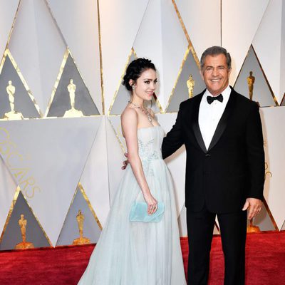 Mel Gibson y Rosalind Ross en la alfombra roja de los Oscar 2017