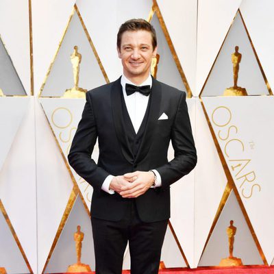 Jeremy Renner en la alfombra roja de los Oscar 2017