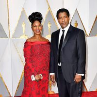 Denzel Washington y Pauletta Washington en la alfombra roja de los Premios Oscar 2017