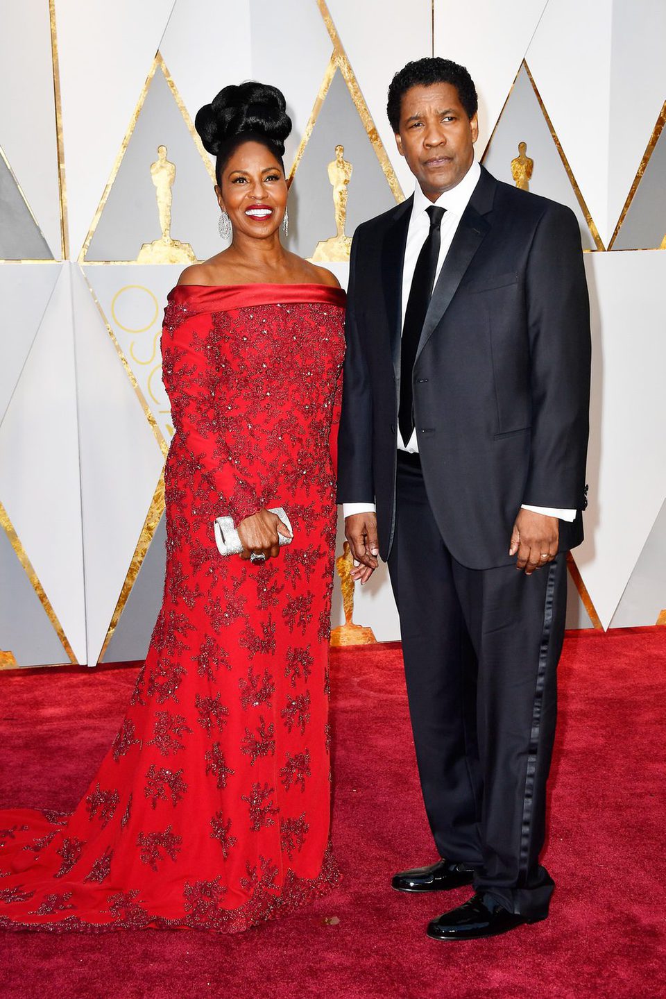 Denzel Washington y Pauletta Washington en la alfombra roja de los Premios Oscar 2017