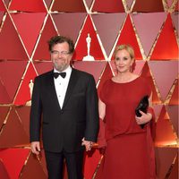 Kenneth Lonergan y J. Smith-Cameron en la alfombra roja de los Premios Oscar 2017