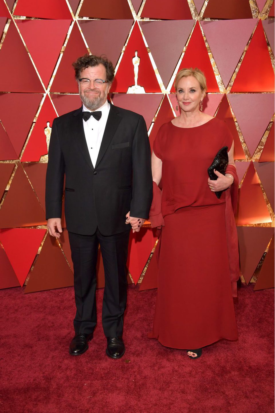 Kenneth Lonergan y J. Smith-Cameron en la alfombra roja de los Premios Oscar 2017