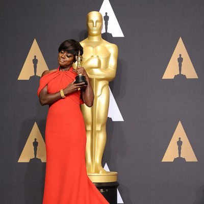 Viola Davis ganadora del Oscar a la Mejor Actriz Secundaria por 'Fences'