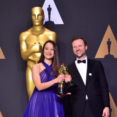 Joanna Natasegara y Orlando von Einsiedel, ganadores del premio a Mejor Cortometraje Documental por 'The White Helmets'