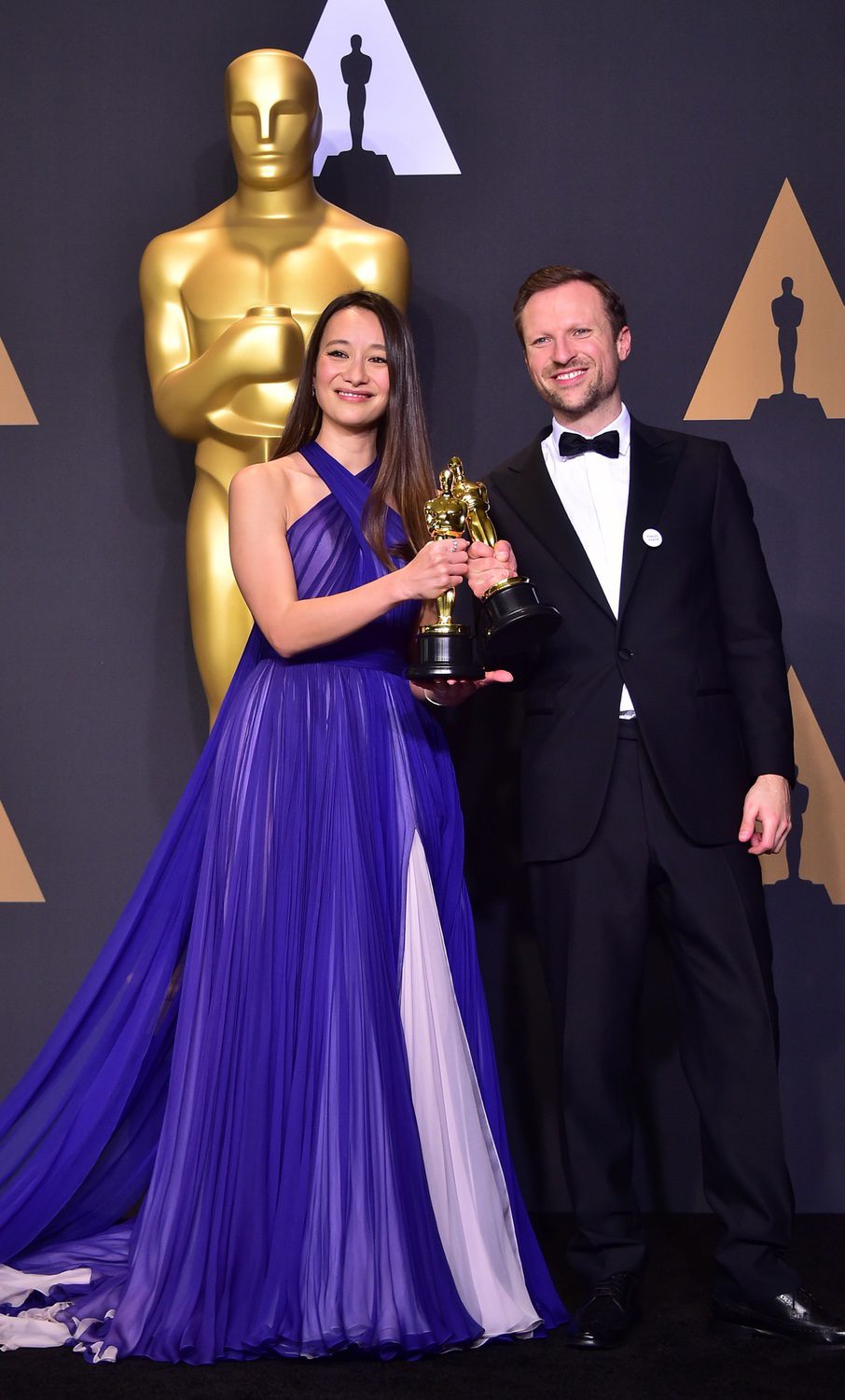 Joanna Natasegara y Orlando von Einsiedel, ganadores del premio a Mejor Cortometraje Documental por 'The White Helmets'