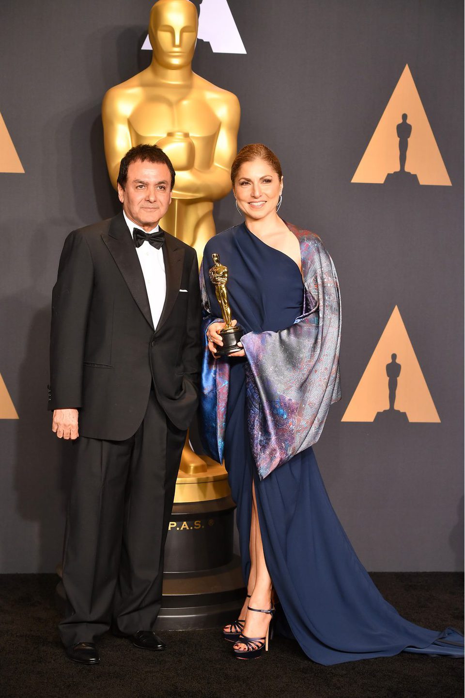 Firouz Naderi y Anousheh Ansari han recogido el Oscar a Mejor Película Habla No Inglesa por 'El viajante'