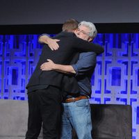 Hayden Christensen abrazando a George Lucas durante la Star Wars Celebration