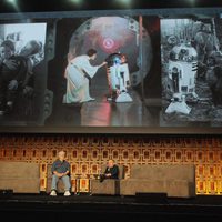 Warwick Davis y George Lucas en la Star Wars Celebration