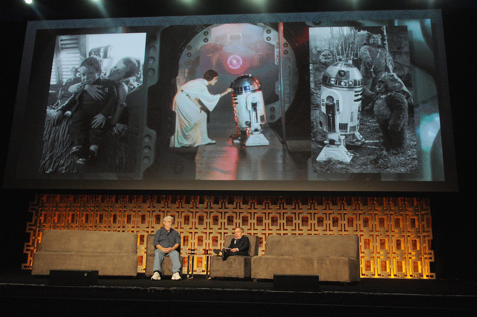 Warwick Davis y George Lucas en la Star Wars Celebration