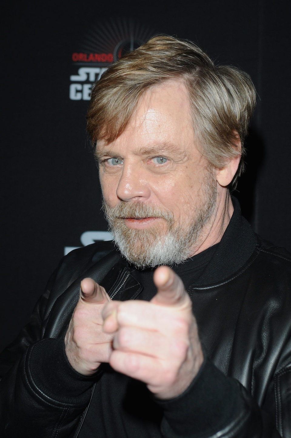 Mark Hamill señalando en la Star Wars Celebration