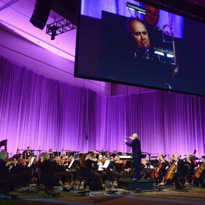 John Williams dirigiendo la orquesta durante la Star Wars Celebration