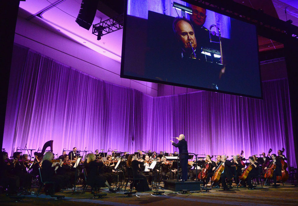 John Williams dirigiendo la orquesta durante la Star Wars Celebration