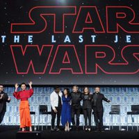 El equipo de 'Los últimos Jedi' saludando en la Star Wars Celebration