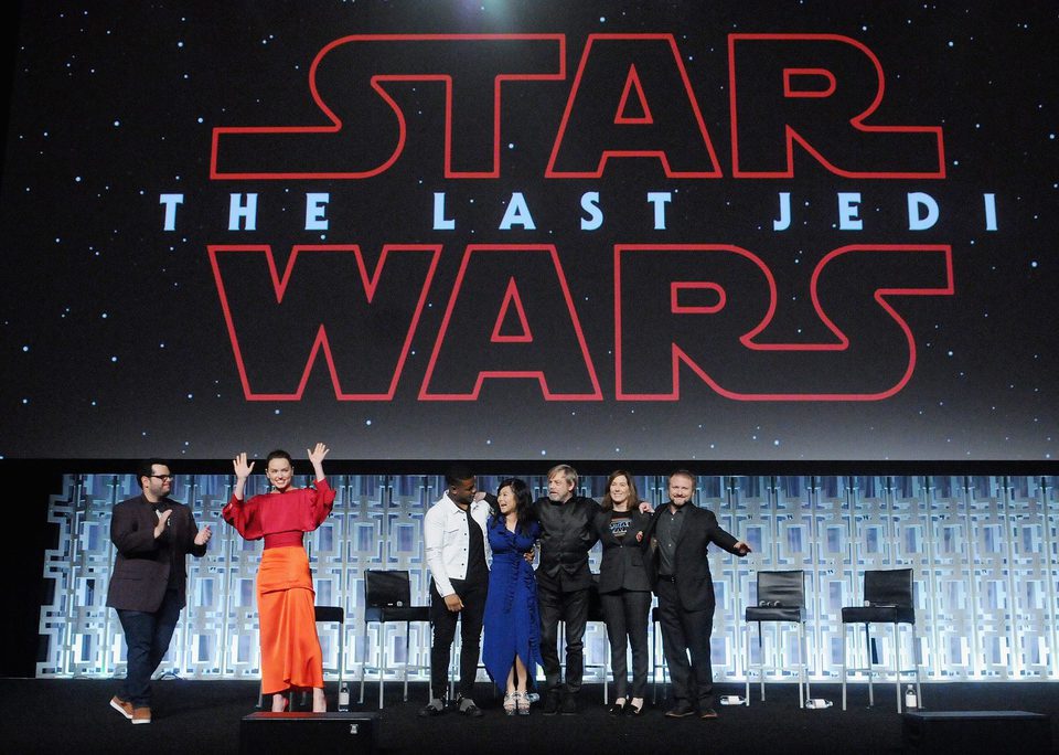 El equipo de 'Los últimos Jedi' saludando en la Star Wars Celebration