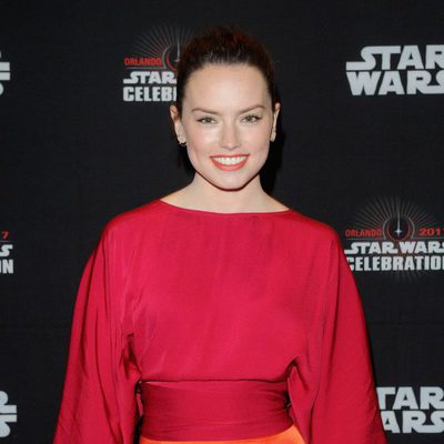 Daisy Ridley antes del panel de 'Los últimos Jedi' en la Star Wars Celebration