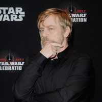 Mark Hamill acude a la Star Wars Celebration, y posa antes del panel de 'Los últimos Jedi'