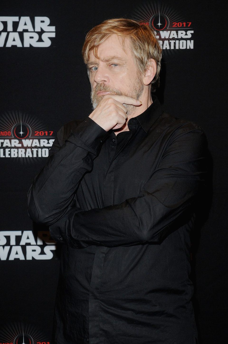 Mark Hamill acude a la Star Wars Celebration, y posa antes del panel de 'Los últimos Jedi'