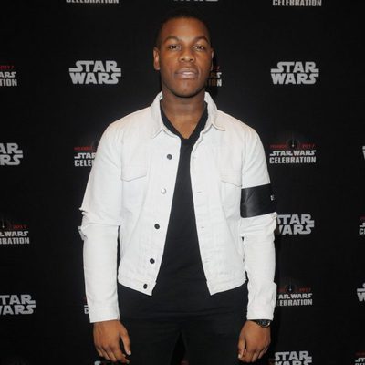 John Boyega asiste a la Star Wars Celebration, y posa antes del panel de 'Los últimos Jedi'