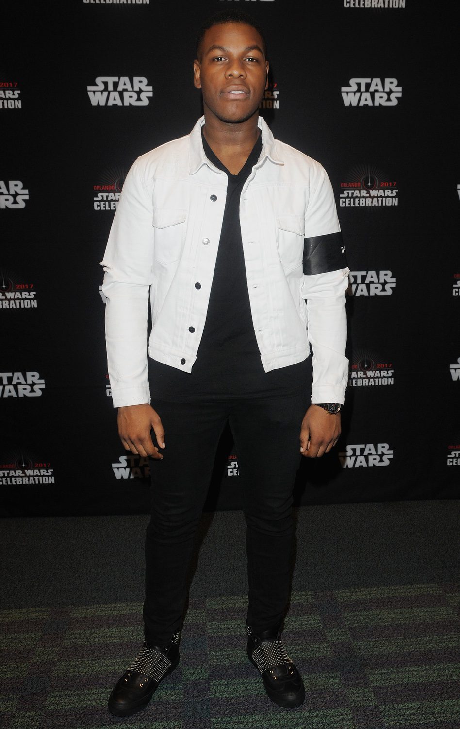 John Boyega asiste a la Star Wars Celebration, y posa antes del panel de 'Los últimos Jedi'