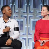 Daisy Ridley y John Boyega en el panel de 'Los últimos Jedi' de la Star Wars Celebration