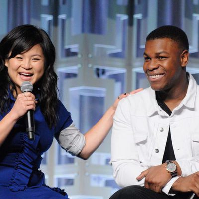 Kelly Marie Tran y John Boyega en el panel de 'Los últimos Jedi' de la Star Wars Celebration