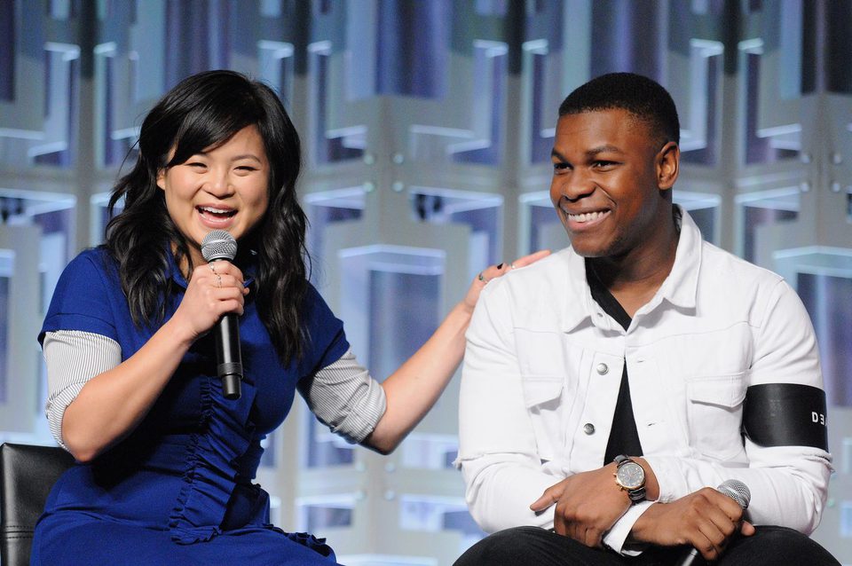 Kelly Marie Tran y John Boyega en el panel de 'Los últimos Jedi' de la Star Wars Celebration