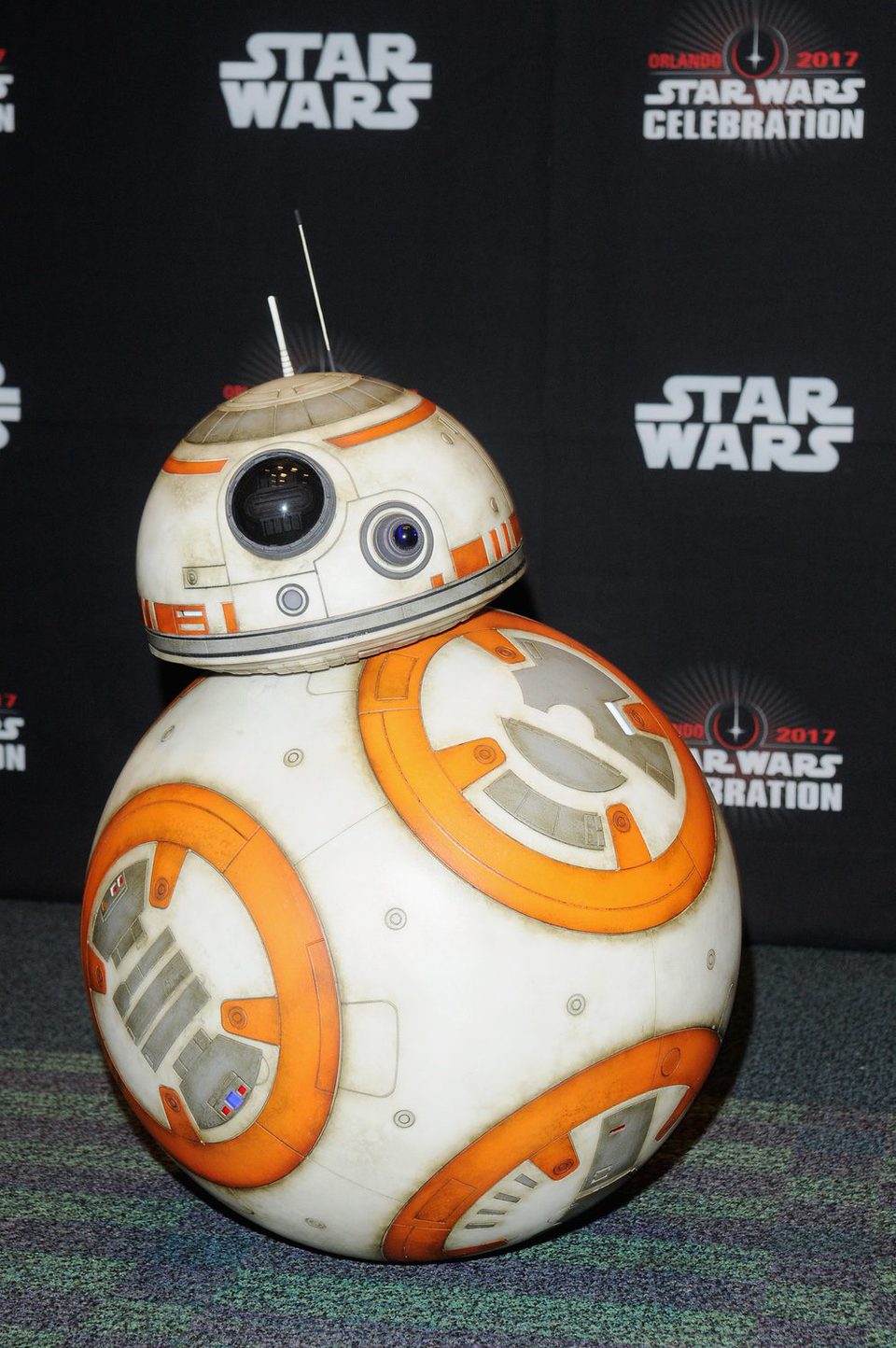 El robot BB-8 también posa antes del panel de 'Los últimos Jedi' en la Star Wars Celebration