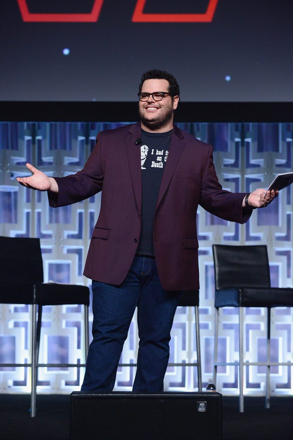 El actor Josh Gad presentando el panel de 'Los últimos Jedi' en la Star Wars Celebration